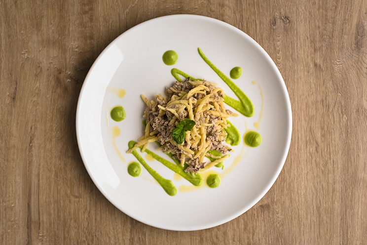# ulisse albiati food photographer: Northern Italy kitchen specialty: trofie with Genoese pesto and tuna fish as first course. Le Pavoniere restaurant in Florence, Tuscany.