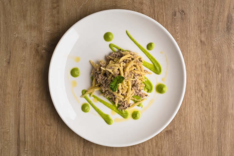 # ulisse albiati food photographer: Northern Italy kitchen specialty: trofie with Genoese pesto and tuna fish as first course. Le Pavoniere restaurant in Florence, Tuscany.