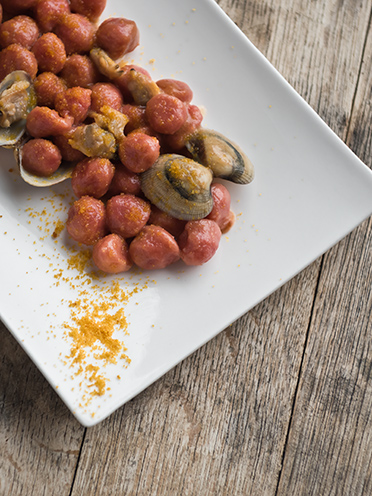 # ulisse albiati food photographer: Italian coast kitchen specialty: pink gnocchetti with genuine clams and bottarga as first course. Le Pavoniere restaurant in Florence, Tuscany.