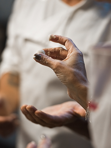 # ulisse albiati food photographer: a master chef teaches the secret of a soft and light pizza during a cooking workshop. Cooking school in Florence, Tuscany.