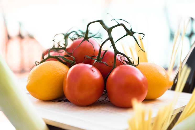 # ulisse albiati food photographer: cherry tomatoes with a couple of small lemons. Le Pavoniere restaurant in Florence, Tuscany.