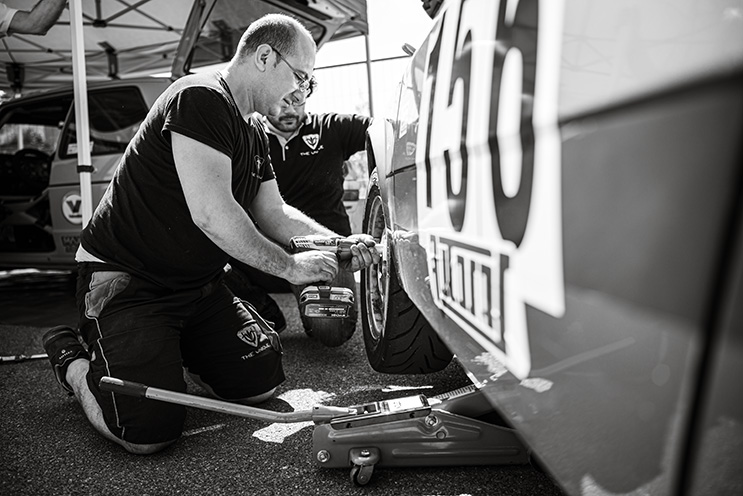 # Ulisse Albiati Sport Photographer: to unscrew the wheel bolts, insert the cross wrench on the head of the bolt and turn it counterclockwise. Turn it only after it has been locked securely, applying firm and constant force until you feel the bolt begin to yield and unscrew.