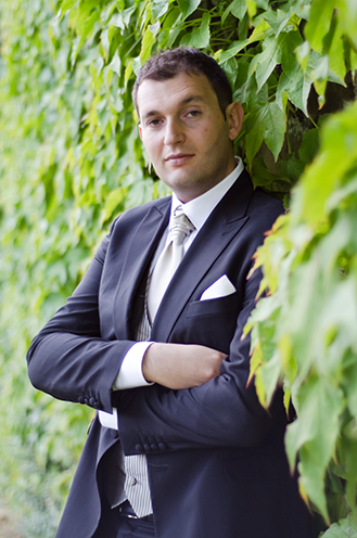 # A classic style portrait of the bridegroom. Lush green on the background (Castello di Romena, Casentino, Tuscany).